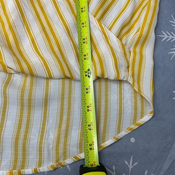 West Kei Allan Surplice Rolltab High Low Top XXL. Yellow and White. - Picture 6 of 10